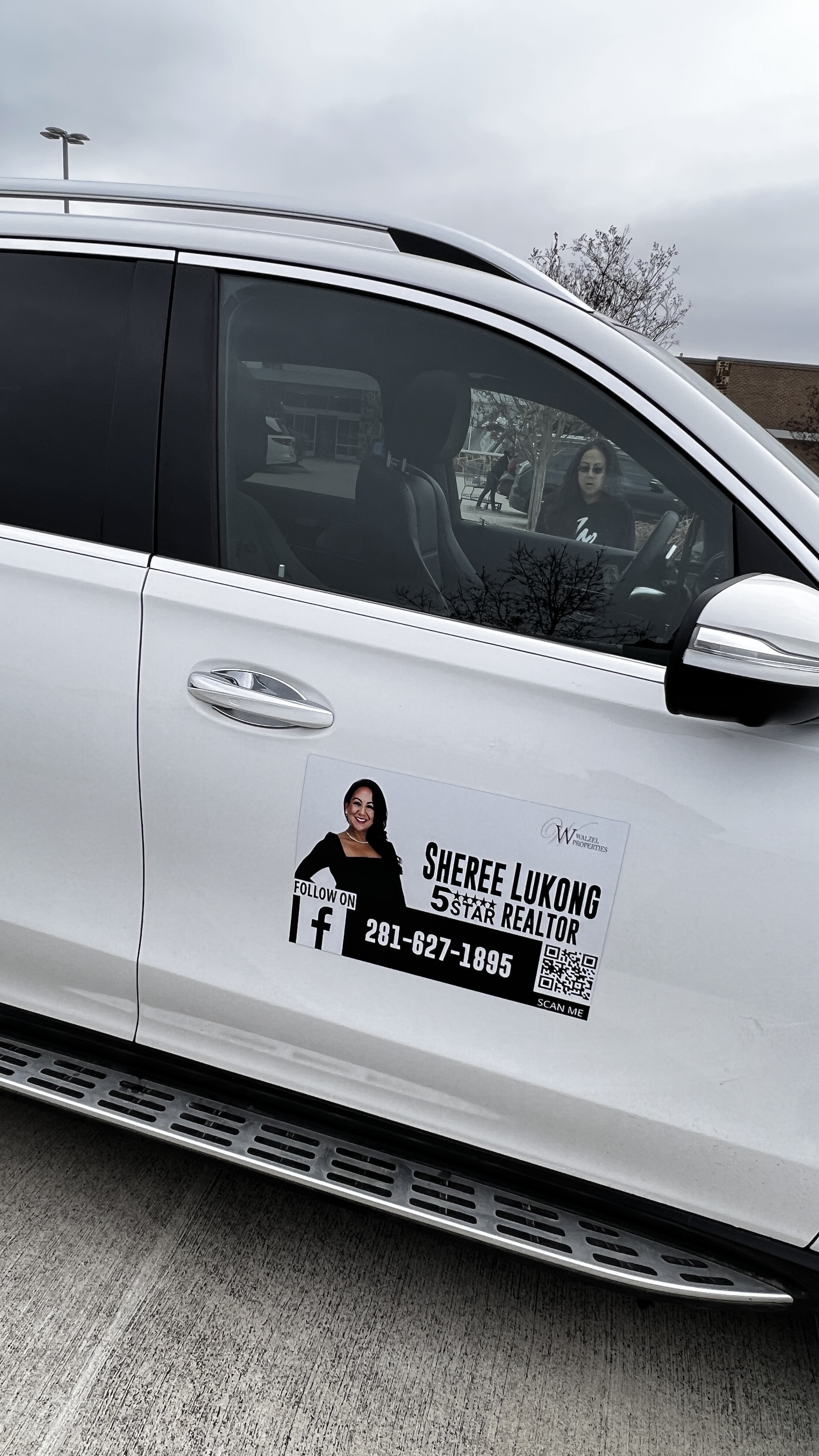 Vehicle magnet on SUV